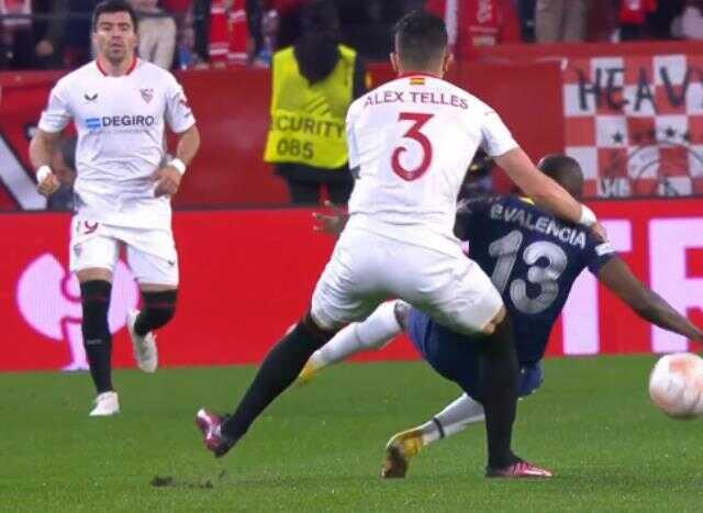 Kırmızı kart isyanı! Eski G.Saraylı'dan maçında başında Valencia'ya çok sert hareket Kırmızı kart isyanı! Eski G.Saraylı'dan maçında başında Valencia'ya çok sert hareket