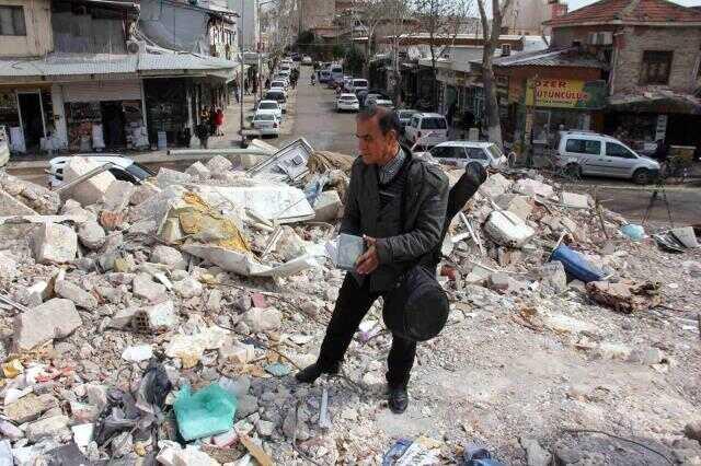 Ünlü bestekar Aziz Çelik, enkazda eserlerini arıyor