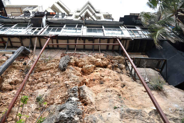 Falezlerde yarık oluşan kaya üzerine 'ev' Falezlerde yarık oluşan kaya üzerine 'ev'