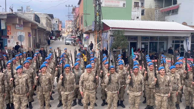 Hatay'da görevlendirilen 2 bin 700 asker, komando marşıyla kentten ayrıldı Hatay'da görevlendirilen 2 bin 700 asker, komando marşıyla kentten ayrıldı