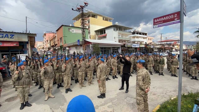 Hatay'da görevlendirilen 2 bin 700 asker, komando marşıyla kentten ayrıldı Hatay'da görevlendirilen 2 bin 700 asker, komando marşıyla kentten ayrıldı