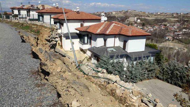 Milyonluk villalar depremde kağıt gibi dağıldı