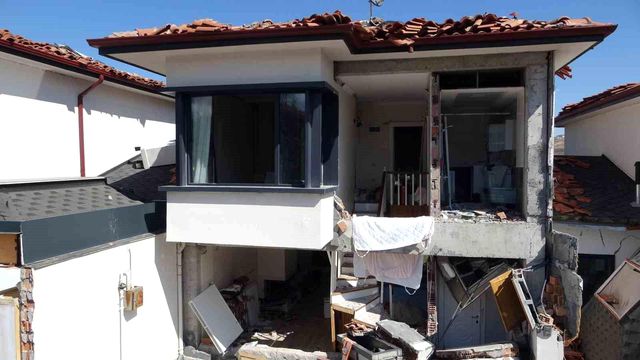 Milyonluk villalar depremde kağıt gibi dağıldı