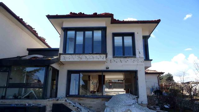 Milyonluk villalar depremde kağıt gibi dağıldı