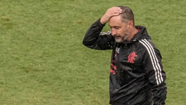 Ülkenin gündeminde Vitor Pereira var! Taraftarlar tesisi bastı Ülkenin gündeminde Vitor Pereira var! Taraftarlar tesisi bastı