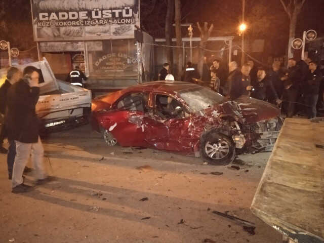 16 yaşındaki sürücü, park halindeki iki araca çarptı: 1 ölü, 4 yaralı 16 yaşındaki sürücü, park halindeki iki araca çarptı: 1 ölü, 4 yaralı
