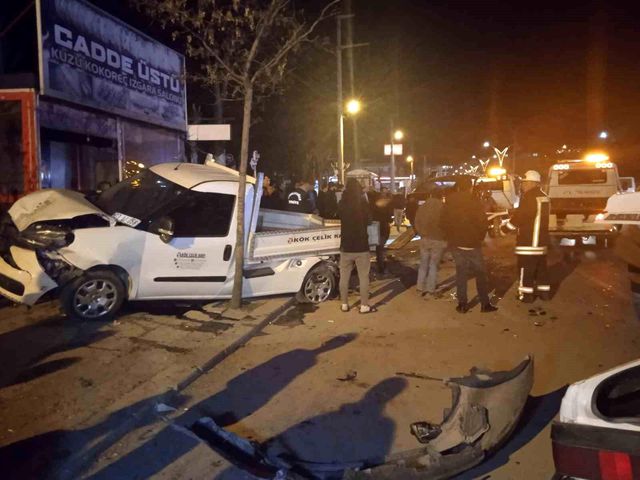 Afyonkarahisar'da 16 yaşındaki sürücü, park halindeki iki araca çarptı! 1 kişi öldü, 4 kişi yaralandı Afyonkarahisar'da 16 yaşındaki sürücü, park halindeki iki araca çarptı! 1 kişi öldü, 4 kişi yaralandı