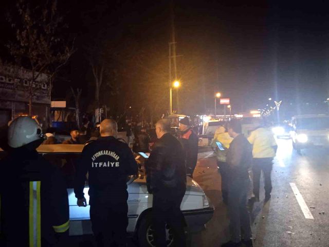 Afyonkarahisar'da 16 yaşındaki sürücü, park halindeki iki araca çarptı! 1 kişi öldü, 4 kişi yaralandı Afyonkarahisar'da 16 yaşındaki sürücü, park halindeki iki araca çarptı! 1 kişi öldü, 4 kişi yaralandı