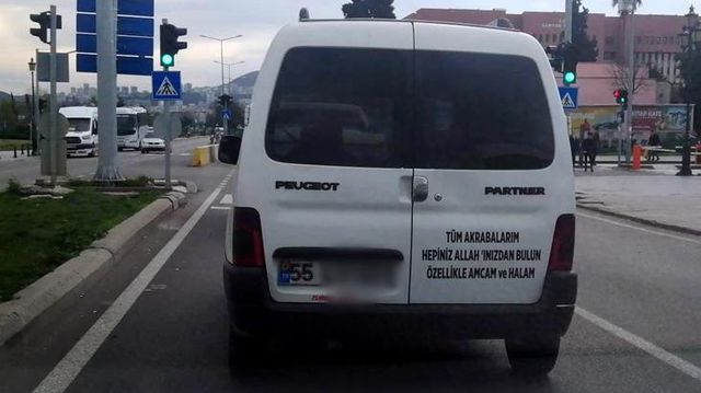 Akrabalarına olan öfkesini, arabanın arkasına yazdı! İki kişiye ayrı bir vurgu var