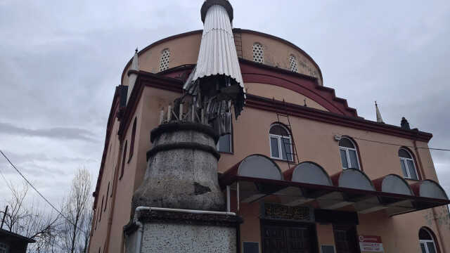 Fırtına caminin minaresini yıktı