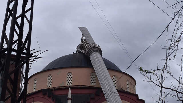 Fırtına caminin minaresini yıktı