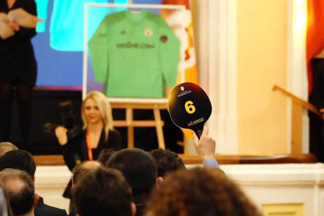 Galatasaray'da tarihi gece! Depremzedeler için yapılan müzayedede 17 milyon 780 bin lira toplandı