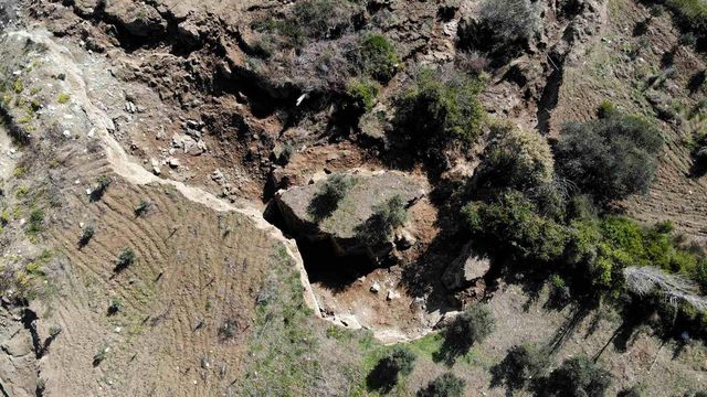 Hatay'da dev fay yarıkları ve çukurlar ağaçları yuttu Hatay'da dev fay yarıkları ve çukurlar ağaçları yuttu