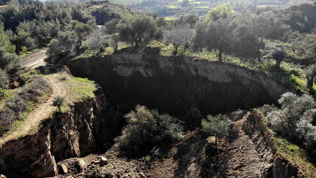 Hatay'da dev fay yarıkları ve çukurlar ağaçları yuttu Hatay'da dev fay yarıkları ve çukurlar ağaçları yuttu