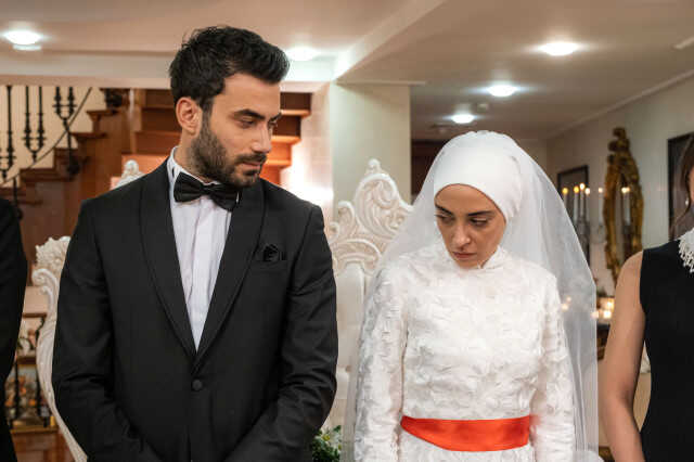 Kızılcık Şerbeti dizisindeki gerdek gecesi sahnesi izleyicileri ayaklandırdı! Tepkiler çığ gibi
