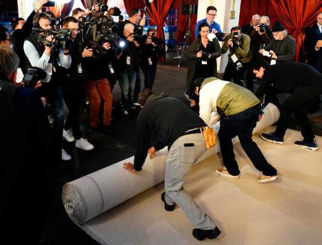 Will Smith'in attığı tokat sonrası Oscar Töreni'nde kırmızı halının rengi değişti Will Smith'in attığı tokat sonrası Oscar Töreni'nde kırmızı halının rengi değişti