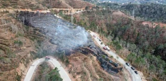 6 yıl önce çıkan yangında zarar gören Çamburnu'nda örtü yangını (2)
