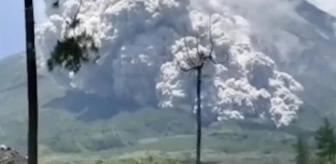Endonezya'da Patlayan Merapi Yanardağı Volkanik Kül Püskürttü