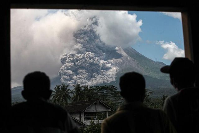 Endonezya'nın Merapi Yanardağı'nda Patlama