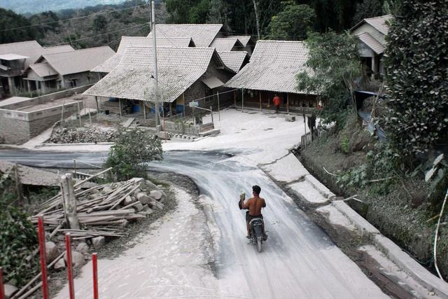 Endonezya'nın Merapi Yanardağı'nda Patlama
