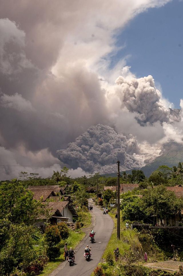 Endonezya'nın Merapi Yanardağı'nda Patlama
