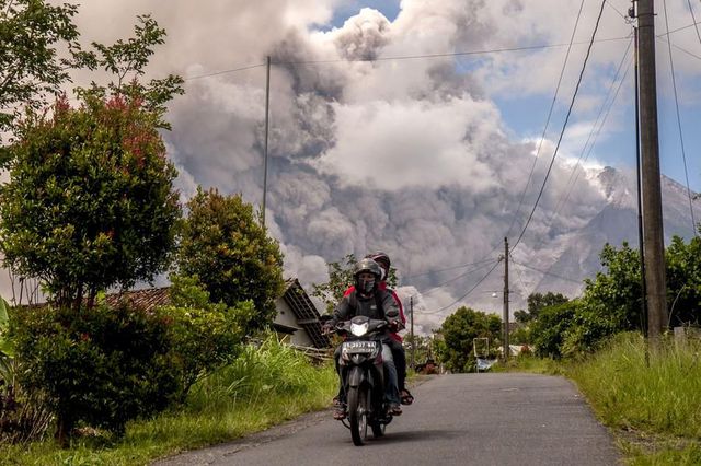 Endonezya'nın Merapi Yanardağı'nda Patlama