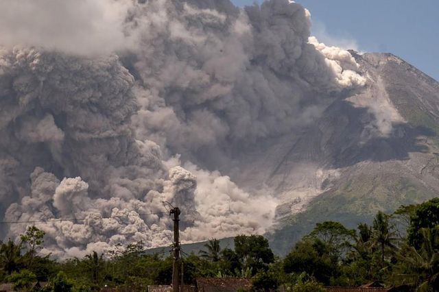 Endonezya'nın Merapi Yanardağı'nda Patlama