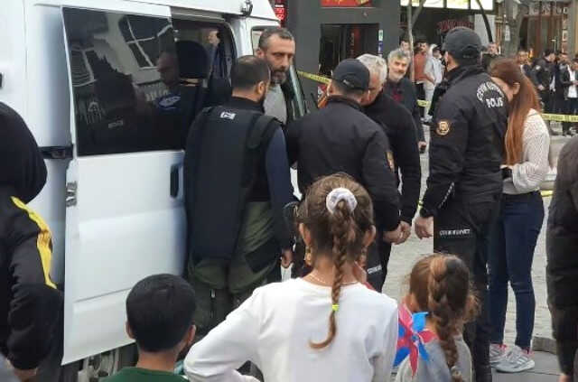 Polisin aldığı tüm tedbirleri hiçe saydı, şüpheli çantayı gidip eliyle açtı