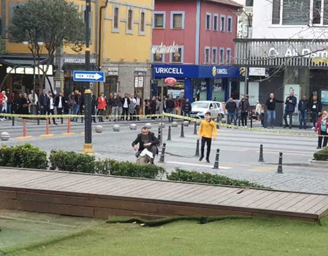 Polisin aldığı tüm tedbirleri hiçe saydı, şüpheli çantayı gidip eliyle açtı