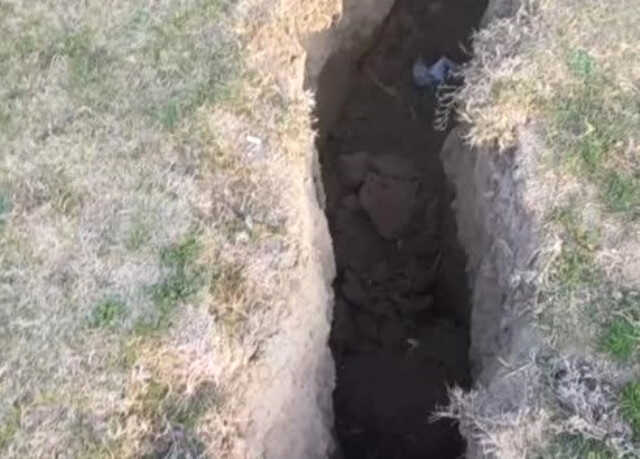 CEYHAN NEHRİ KIYISINDA DEPREM SONRASI BÜYÜK YARIKLAR OLUŞTU-