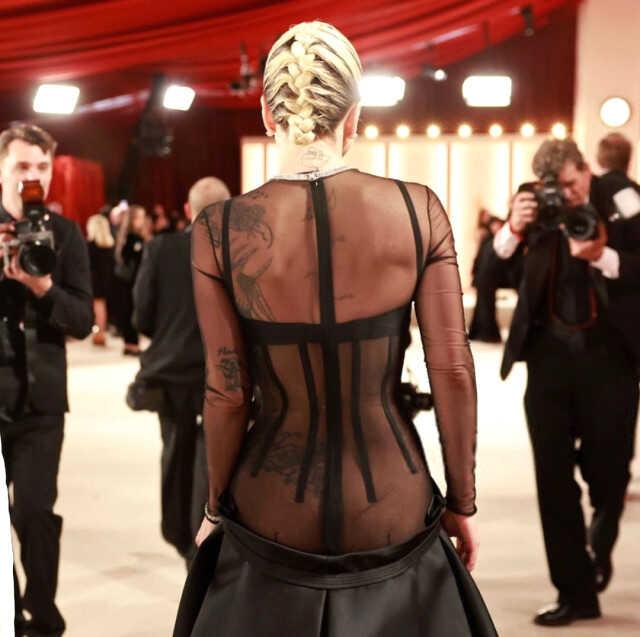 Dakikalar içinde her şey değişti! Törende kıyafeti ve makyajıyla şov yapan Lady Gaga, sahneye makyajsız çıktı Dakikalar içinde her şey değişti! Törende kıyafeti ve makyajıyla şov yapan Lady Gaga, sahneye makyajsız çıktı