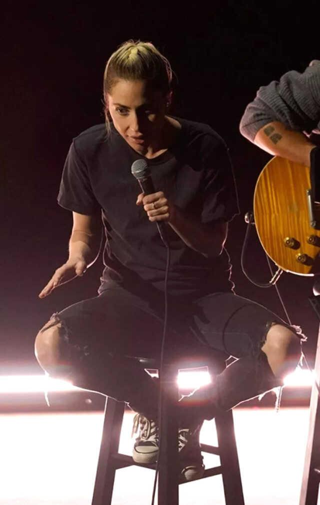 Dakikalar içinde her şey değişti! Törende kıyafeti ve makyajıyla şov yapan Lady Gaga, sahneye makyajsız çıktı Dakikalar içinde her şey değişti! Törende kıyafeti ve makyajıyla şov yapan Lady Gaga, sahneye makyajsız çıktı