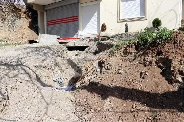 Herkesi şoke eden olay! Depremde 2 katlı binanın yönü değişmiş