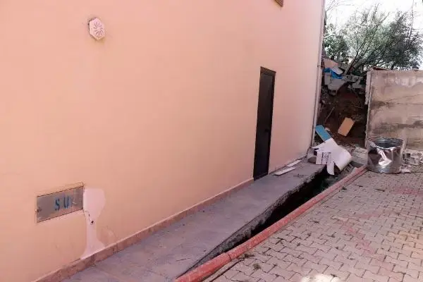 Herkesi şoke eden olay! Depremde 2 katlı binanın yönü değişmiş