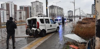 Sivas'ta aydınlatma direğine çarpan araçtaki 4 kişi yaralandı