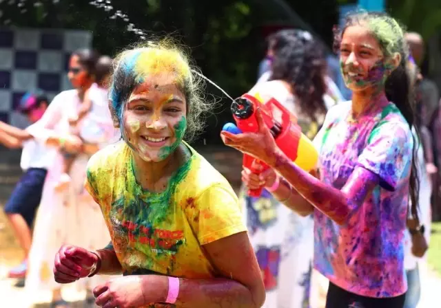 Holi Festivali, Sri Lanka ve Tayland'da Kutlandı Holi Festivali, Sri Lanka ve Tayland'da Kutlandı