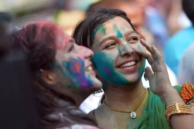 Holi Festivali, Sri Lanka ve Tayland'da Kutlandı Holi Festivali, Sri Lanka ve Tayland'da Kutlandı