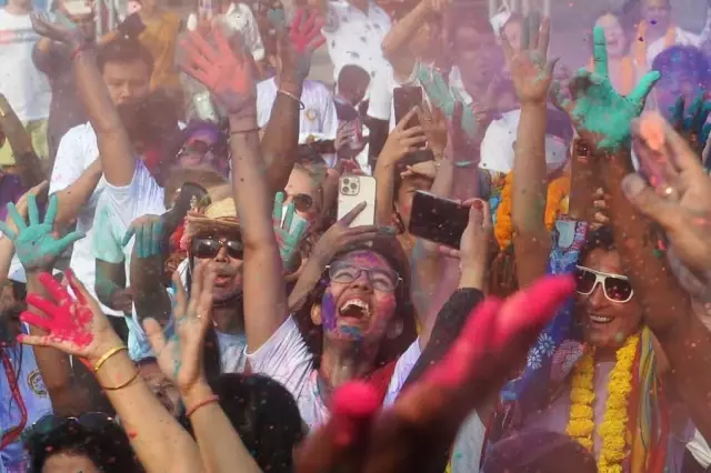 Holi Festivali, Sri Lanka ve Tayland'da Kutlandı Holi Festivali, Sri Lanka ve Tayland'da Kutlandı