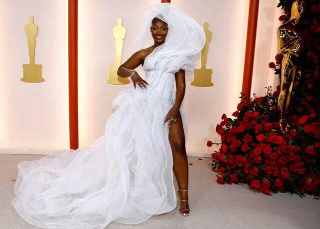 Ünlü şarkıcı, kalçasına kadar inen tül elbisesiyle kırmızı halıya damga vurdu! İşte 2023 Oscar Ödülleri'nin en şıkları