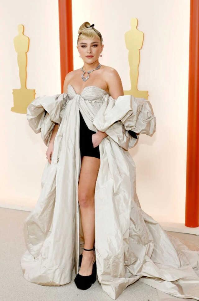 Ünlü şarkıcı, kalçasına kadar inen tül elbisesiyle kırmızı halıya damga vurdu! İşte 2023 Oscar Ödülleri'nin en şıkları