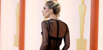 Ünlü şarkıcı Lady Gaga, kalçasına kadar inen tül elbisesiyle Oscar'da fırtına gibi esti! İşte 2023 Oscar Ödülleri'nin en şıkları