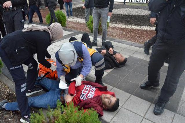 Okul çıkışı kan gölüne döndü! 4 lise öğrencisini bıçakladılar