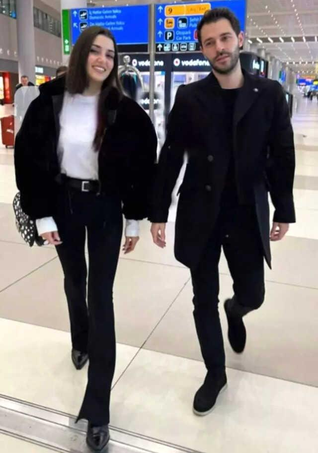 Aşkları dolu dizgin devam ediyor! Tatilden dönen Hande Erçel ve Hakan Sabancı el ele görüntülendi Aşkları dolu dizgin devam ediyor! Tatilden dönen Hande Erçel ve Hakan Sabancı el ele görüntülendi