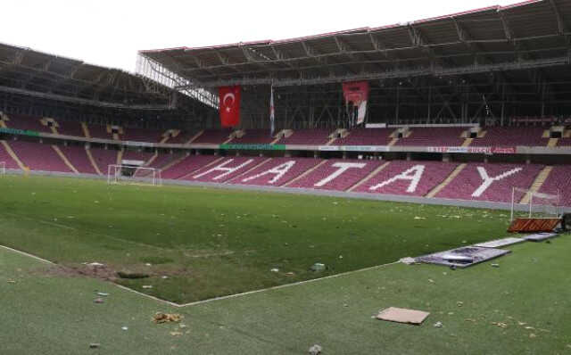 Depremden saatler önce yaşanan sevinç, yerini acıya bıraktı! İşte Hatay Stadı'nın son hali