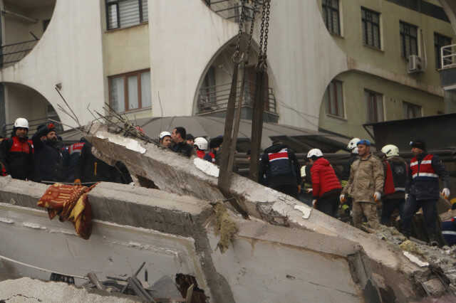Diyarbakır'da yıkılan binanın altındaki spor salonunda kolonların inceltildiği belirlendi