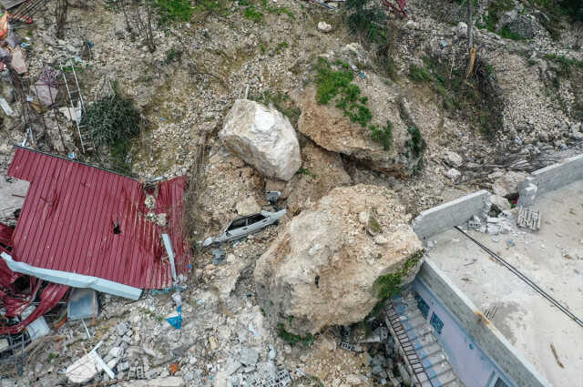 Hatay'da depremde yıkılmayan evlere dağdan kopan kayalar zarar verdi Hatay'da depremde yıkılmayan evlere dağdan kopan kayalar zarar verdi
