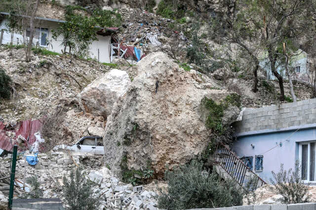 Hatay'da depremde yıkılmayan evlere dağdan kopan kayalar zarar verdi Hatay'da depremde yıkılmayan evlere dağdan kopan kayalar zarar verdi