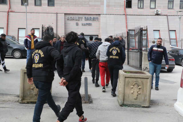 İranlı Reza evinde bıçaklanarak öldürüldü! 6 Afgan gözaltına alındı İranlı Reza evinde bıçaklanarak öldürüldü! 6 Afgan gözaltına alındı