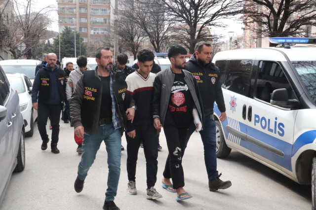 İranlı Reza evinde bıçaklanarak öldürüldü! 6 Afgan gözaltına alındı İranlı Reza evinde bıçaklanarak öldürüldü! 6 Afgan gözaltına alındı