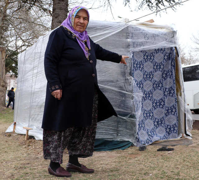 Kayseri'de 4.8'lik deprem sonrası boş alanlar naylon çadırlarla doldu